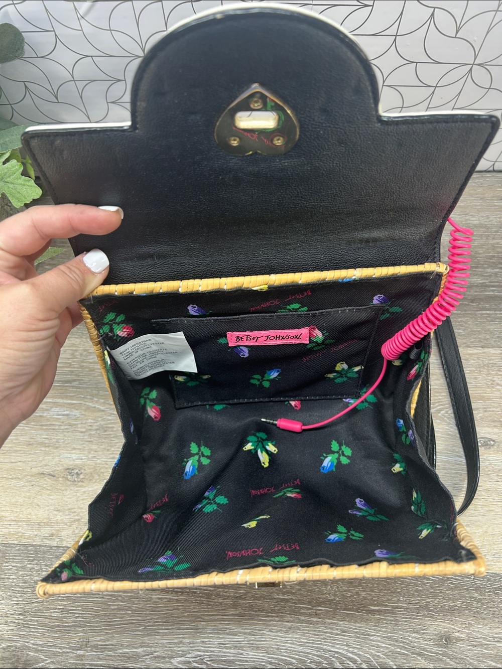Betsey Johnson kitsch Rattan Crossbody - Picture 6 of 6